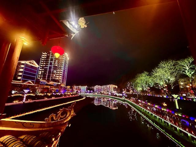 通道：城市灯明景美

