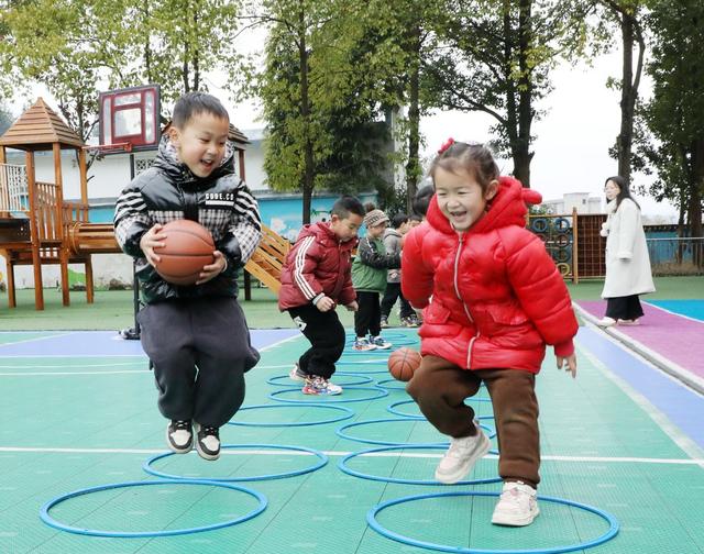 幼儿园里欢乐多