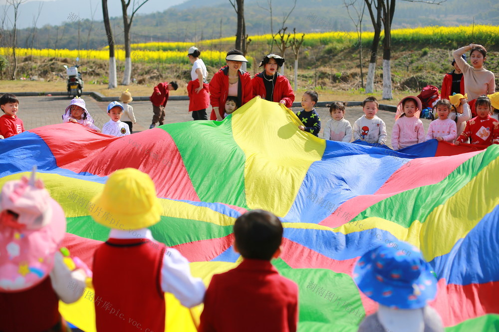 湖南 郴州市  苏仙区 城东新区 
 东湖片区  油菜花  市民  踏青 
 打卡  春天的气息  东湖欢乐  世界  郴州长卷  文旅城  春色 