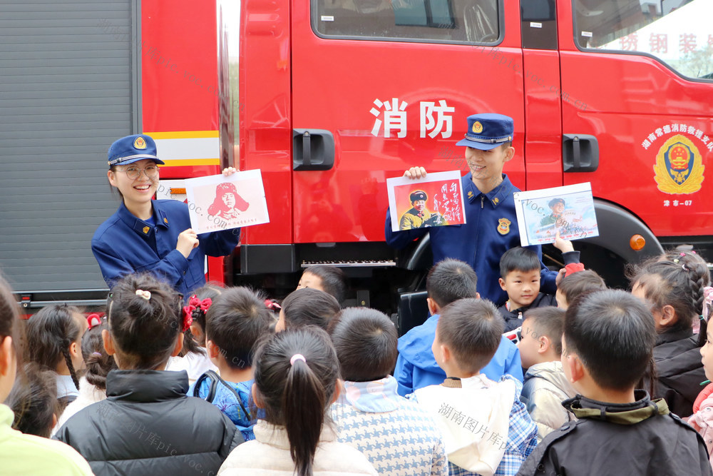 讲述雷锋故事 做新时代的雷锋传人