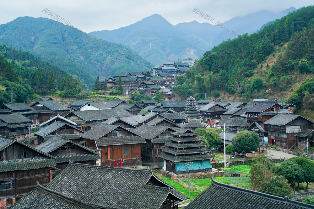 吊脚楼
少数民族
传统建筑
中国古建筑
村落
自然风光
文化遗产
旅游
古镇
民族风情
人文景观
传统文化
木质结构
依山而建
建筑群
芋头侗寨
芋头古侗寨
侗寨
鼓楼
侗族建筑
屋顶
乡村
建筑
旅行
旅游目的地
