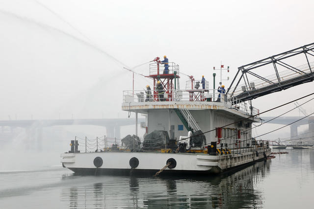 沅江 德山老码头 卸油趸船 发生泄漏 设置围油栏