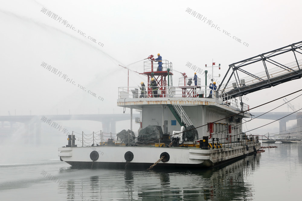 沅江 德山老码头 卸油趸船 发生泄漏 设置围油栏