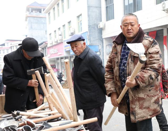 购农具    备春耕