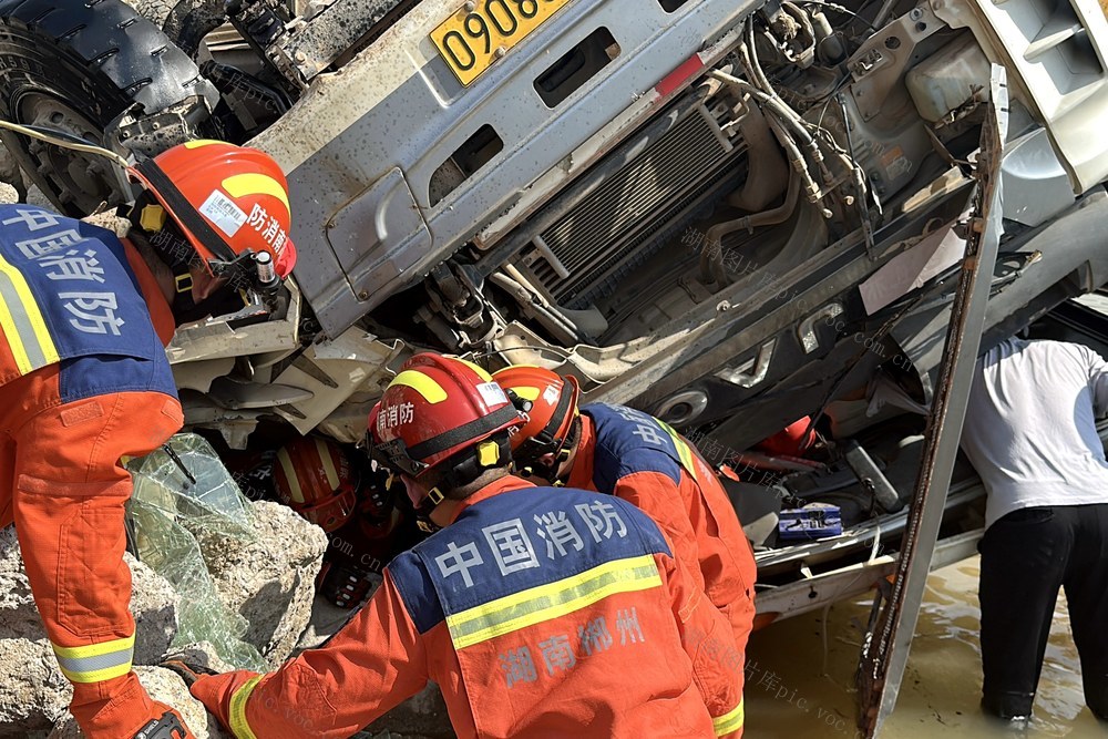 消防 救援 被困 侧翻