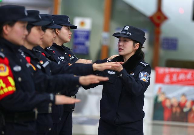  怀铁功模女警实地传授工作技能
