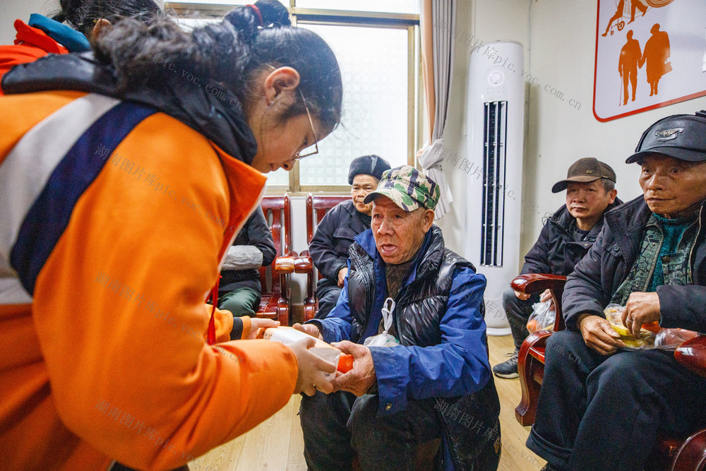 通道   小学生    学雷锋   温暖   敬老院   老人