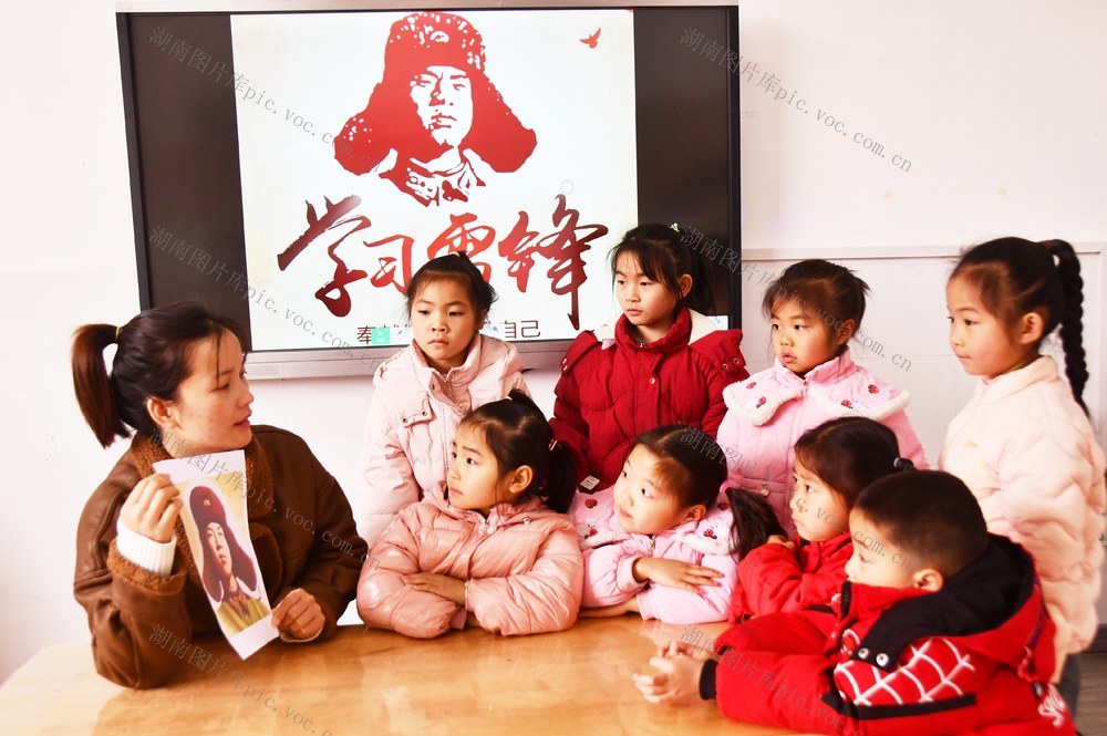   学雷锋  树新风