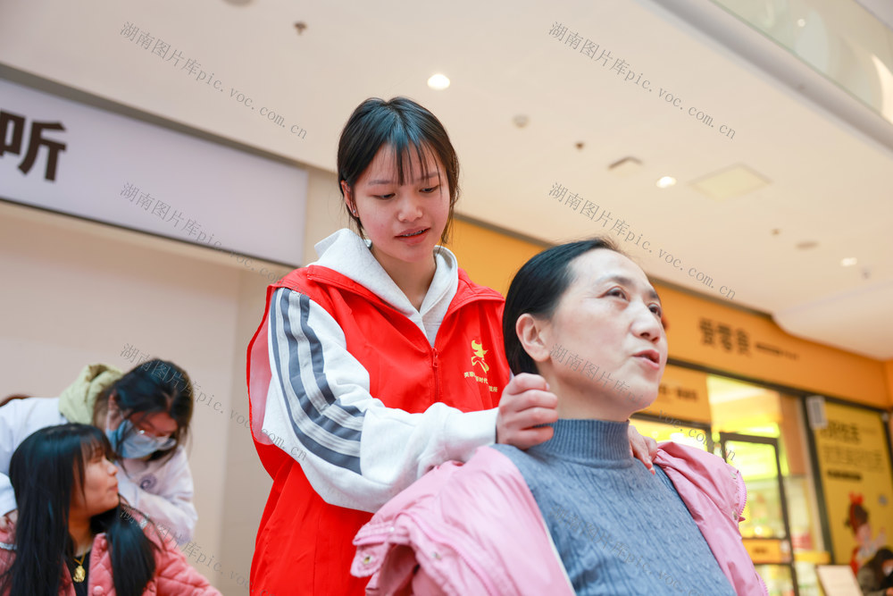 志愿服务集市活动 践行雷锋精神
