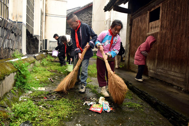学雷锋 学生 清扫 环境 垃圾 村道