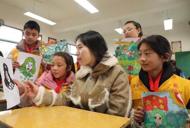  手绘雷锋故事     弘扬奉献精神