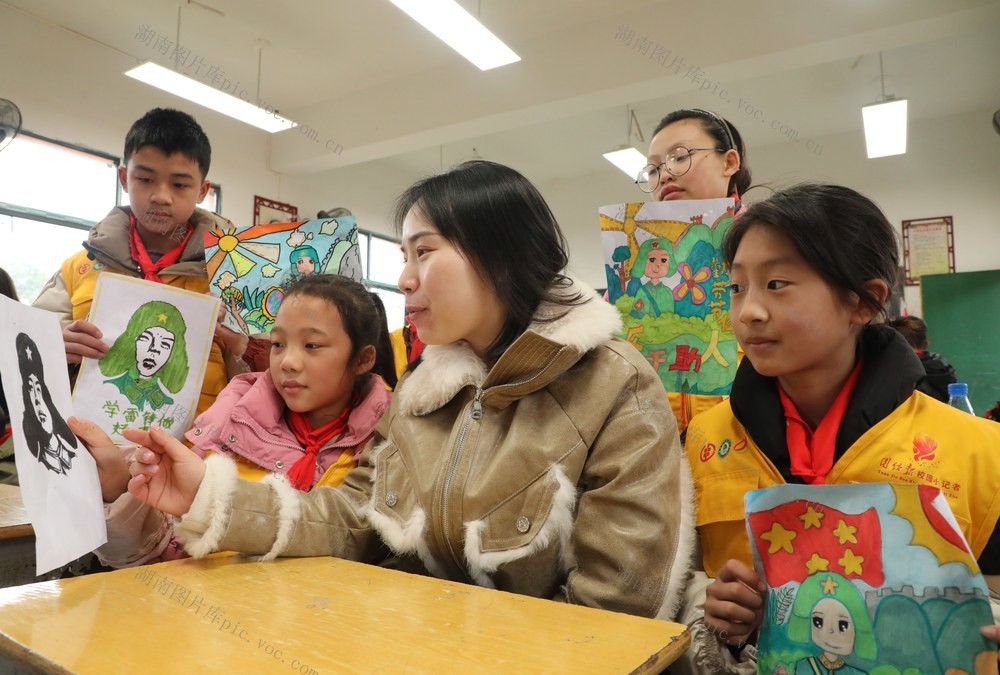  手绘雷锋故事     弘扬奉献精神