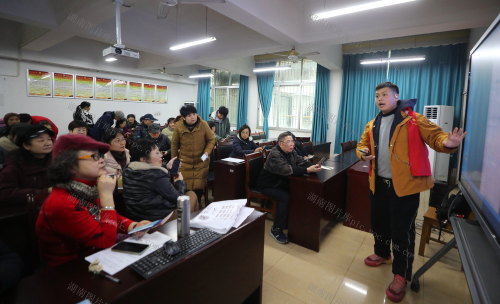 DeepSeek  学雷锋 关爱 老同志