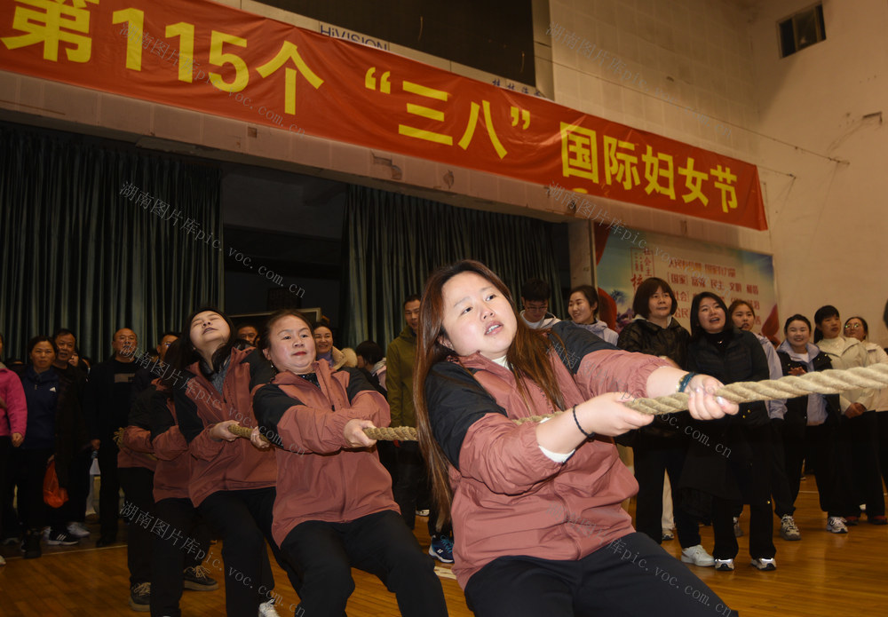 嘉禾：拔河比赛迎“三八”