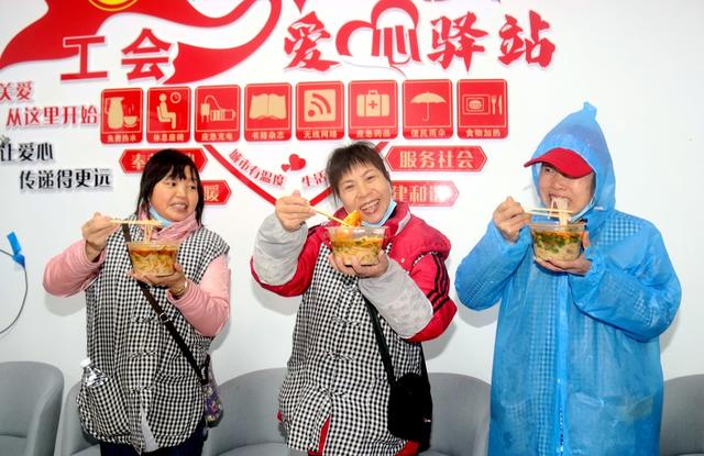 关爱环卫女工。