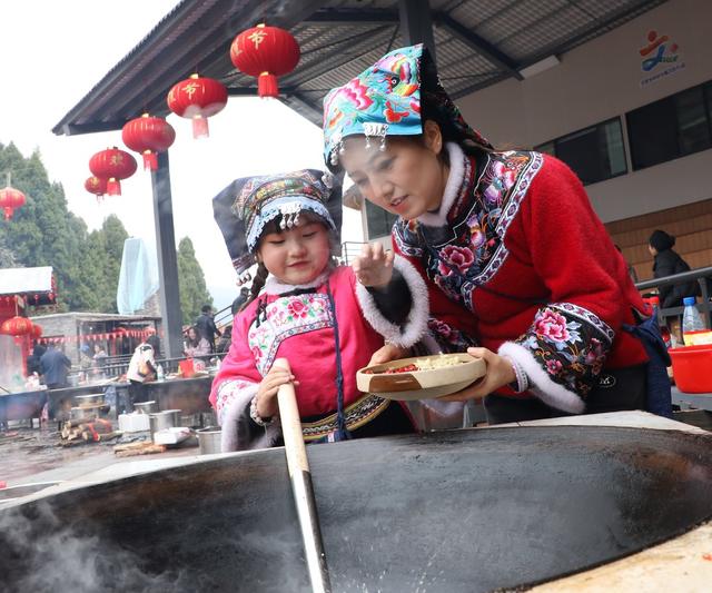     萌娃帮妈妈做菜