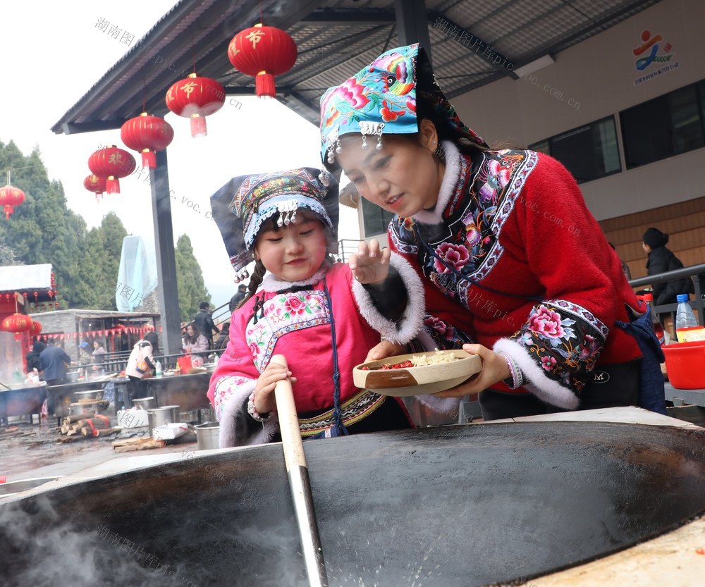     萌娃帮妈妈做菜