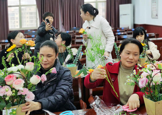 嘉禾：学插花 庆“三八”