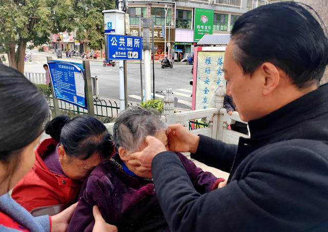 湖南桂东 老人 晕倒河畔 好人 施救