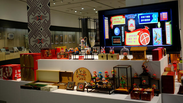 观看“聚团结合力·助乡村振兴”民族特色产品展