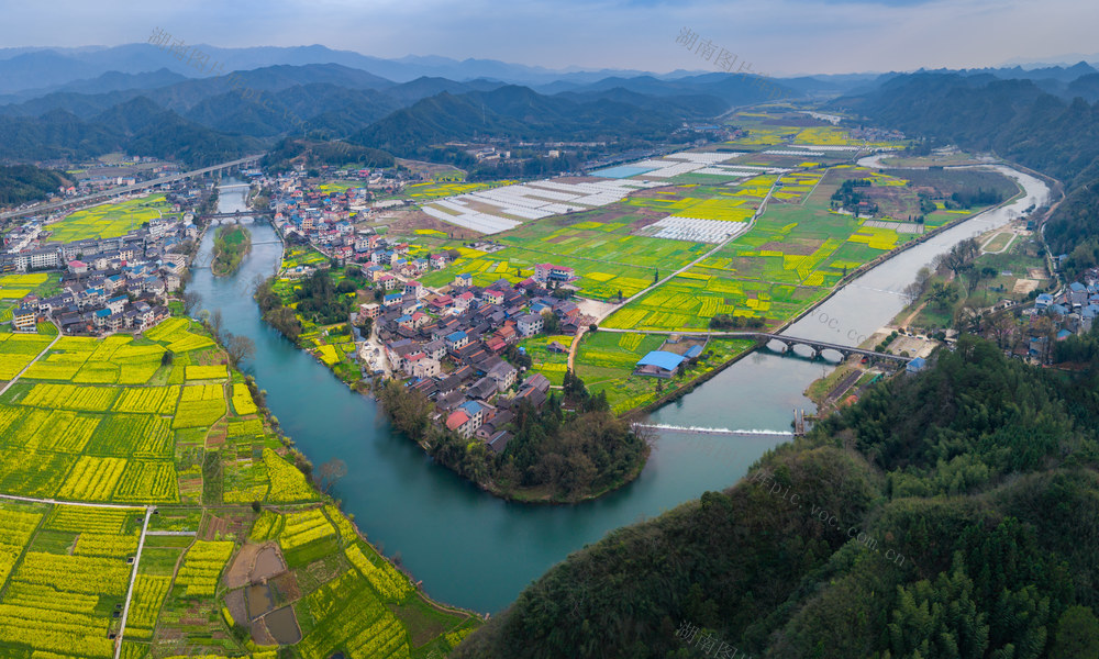 油菜花 乡村 田园风光 河流 桥梁 村庄 山脉 风景名胜 旅游 生态旅游 航拍 春季 自然景观 农田 植被 房屋 建筑 道路 绿色 农村 山村 万佛山镇 农村油菜花 春天油菜花 乡村风光 田园 景观 水流 生态 度假