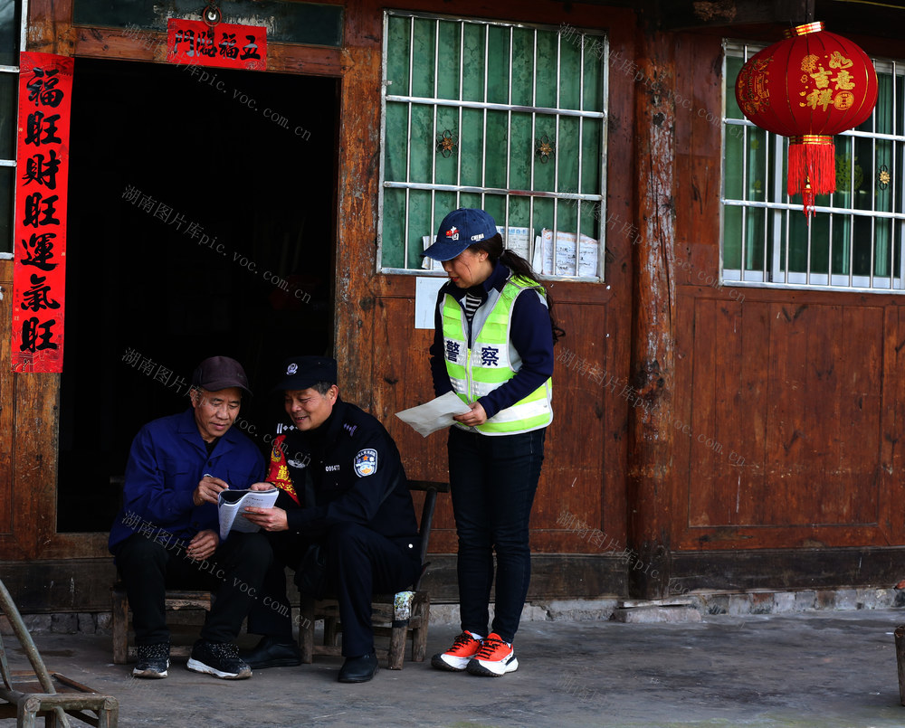 怀化铁警春季入乡开展安全宣传