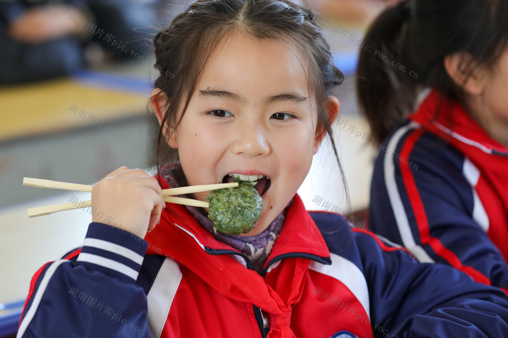 春分 民俗 做青草粑、玩立蛋、放风筝