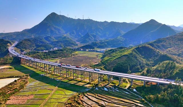 湖南  常宁  许广高速  车水马龙