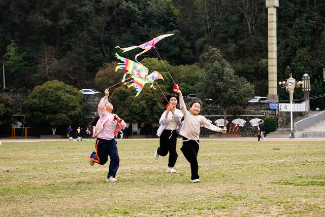 通道   风筝   户外  春光   春天