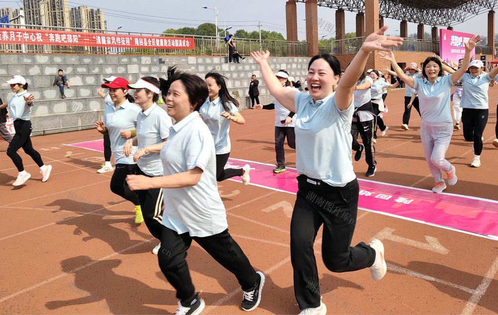 3月22日，“奔跑吧邵阳”隆回站全民健身跑步活动启动，隆回县妇联组织300余名妇女参加4000米竞跑。