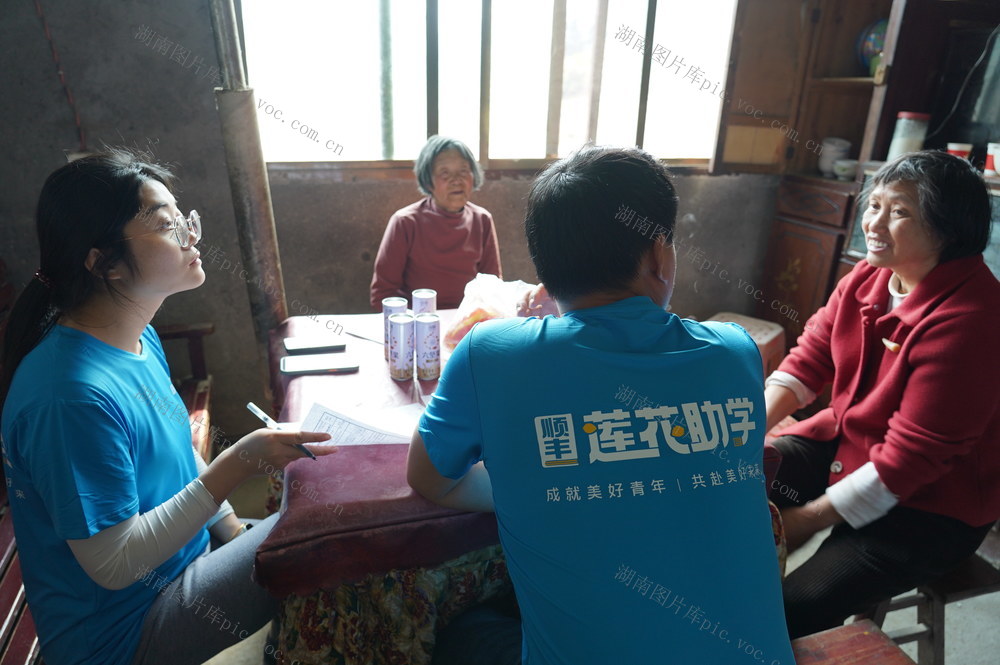 3月23日，湖南省隆回县学生资助管理中心联合顺丰莲花助学志愿者深入各乡镇村寨，上门入户对拟资助的115名贫困高中生家庭进行摸底调查。近年来，该县广泛联合社会爱心人士、慈善机构对贫困学生进行全面帮扶，逐步实现“不让一名学生因贫失学”的目标。