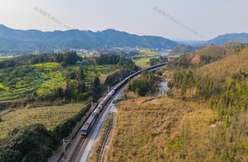 油菜花
乡村
列车
田园风光
铁路
运输
河流
旅游
生态
春季
金色
绿色
自然景观
村庄
航拍
田野
农业
交通
火车
风景
路
旅行
航拍视角
自然
能源
货运
远景
轨道
铁道