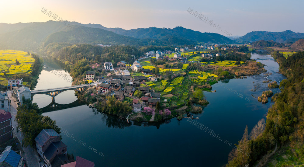 油菜花 乡村 河流 村庄 自然风光 田园 春季 旅游 生态 房屋 绿色 鸟瞰 航拍 农村 山村 美丽乡村 田野 油菜花田 花海 春天 春色 乡村振兴 村落 梯田 山景 建筑 祥和 美丽