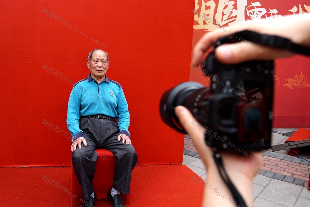 志愿者看望功勋铀矿老职工