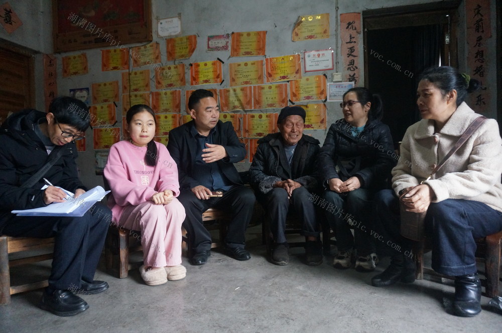  上门家访宣传护安全