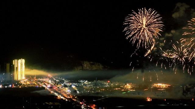 春山锦绣，光影添彩。近日，临武县2025年“花开四季·相约临武”年度主题文旅活动，在“羞答答的桃花静悄悄的开”中千呼万唤始出来……活动期间，“光影桃花宴·星雨不夜天”烟花无人机表演倾情献礼，一只“临武鸭”脚踏祥云腾空而起，流着光、溢着彩，撼人心魄，一展科技与艺术的完美结合，将40万临武人民的心中之鸭、梦想之鸭、成功之鸭绽放“天空之城”，助推“以文塑旅”的观光旅游和文化艺术建设向纵深发展“遍地开花”。