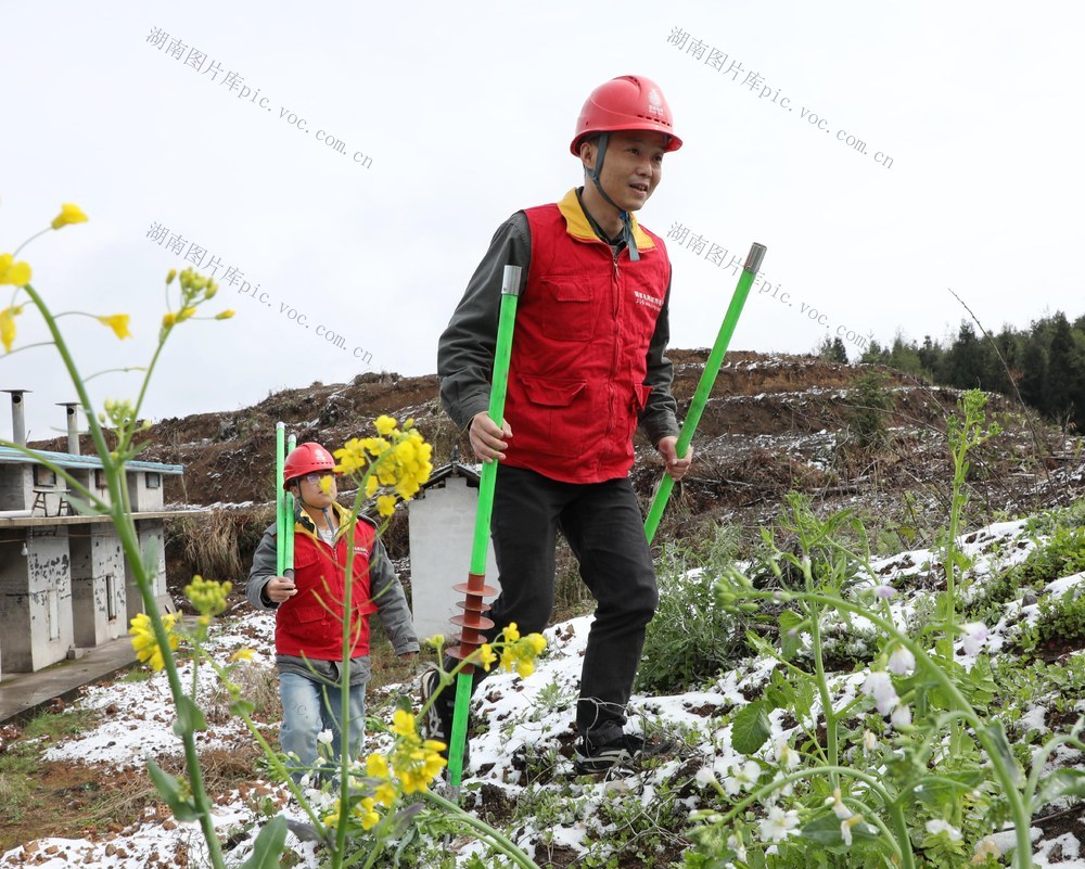    踏雪巡线保春耕供电