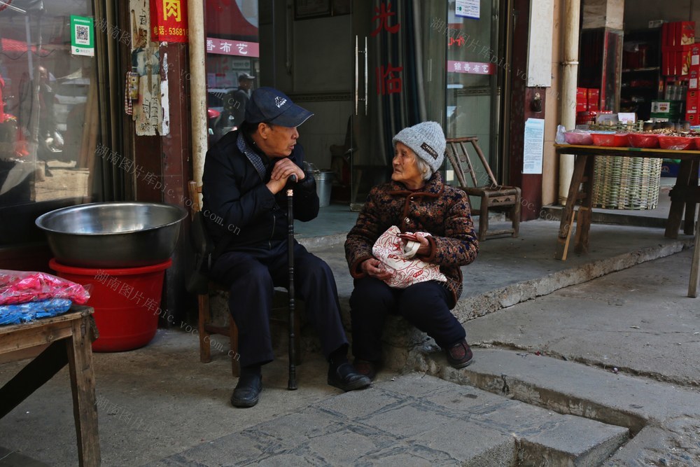 草市老街  居民  交谈