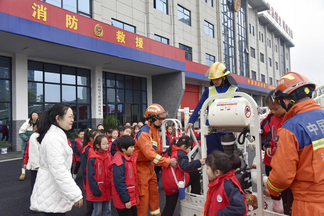 中小学生安全教育日 消防员 沉浸式体验 消防安全 自救能力