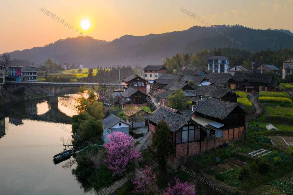 江南
古镇
乡村
田园风光
夕阳
河流
桥梁
建筑
房屋
水墨画
村落
桃花
农村
山村
美丽乡村
江南水乡
农村日落
山水
风景
村庄
航拍视角
旅行
旅游