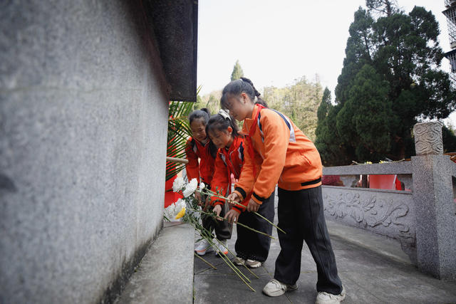 通道   学生   清明    祭扫   英烈
