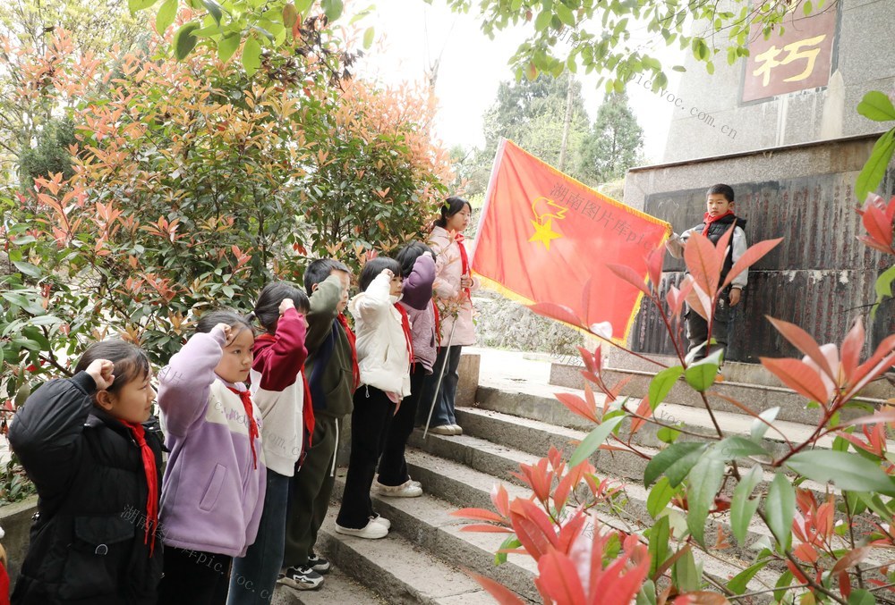  清明扫墓    缅怀先烈