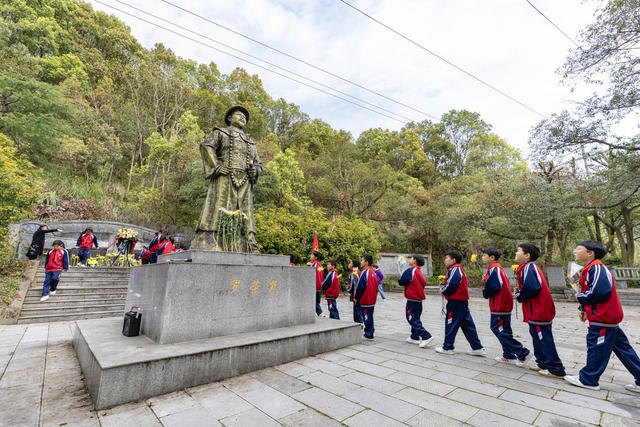 清明祭扫 罗荣光 爱国主义