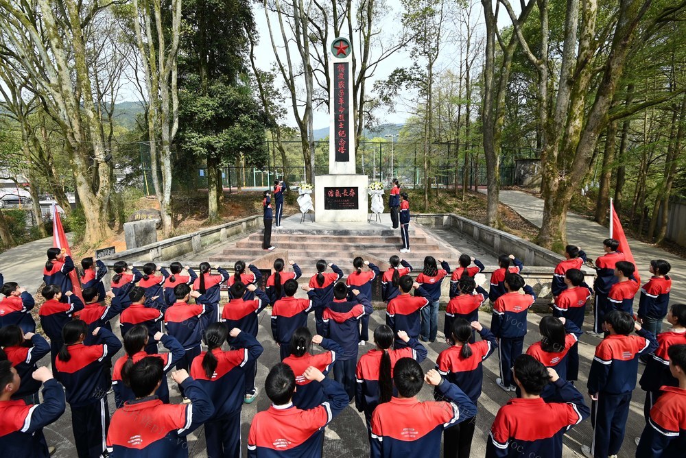 祭奠，清明节，烈士，纪念塔，学生，英灵，扫墓，教育，革命烈士，传承，追寻 缅怀