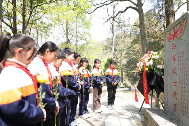 清明 缅怀 祭扫 英烈 红军 师生 传承 红色 精神
