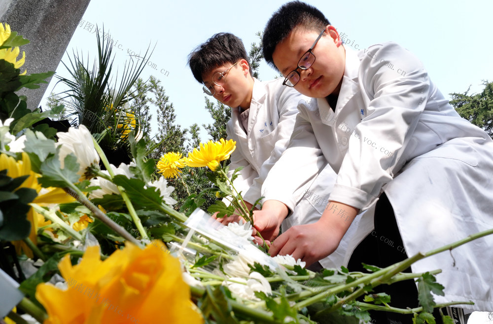 清明节 祭扫 英烈 大学生 志愿者
