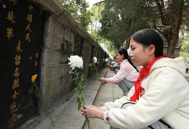   传承红色基因    缅怀革命英烈
