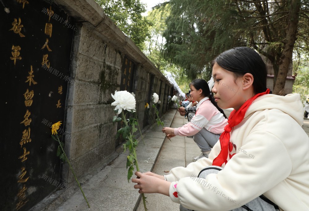   传承红色基因    缅怀革命英烈