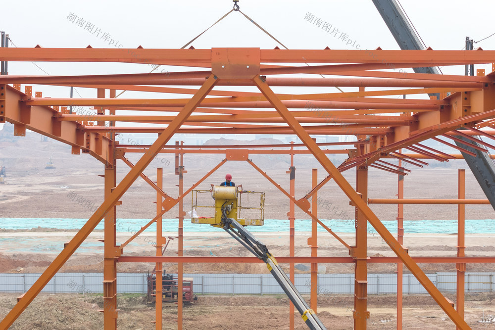 坚守岗位 抢进度 保工期 清明