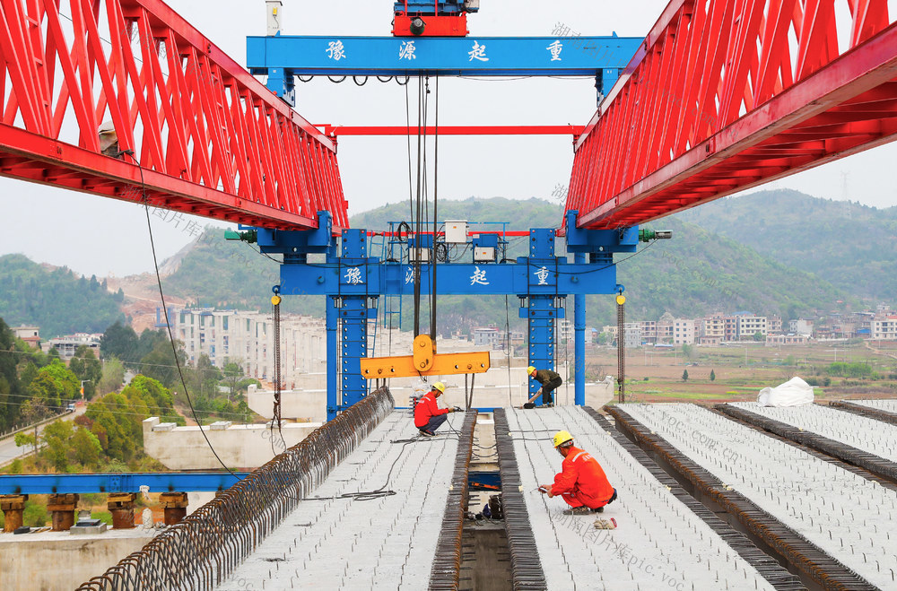 清明  假期  坚守  岗位  高速，施工
